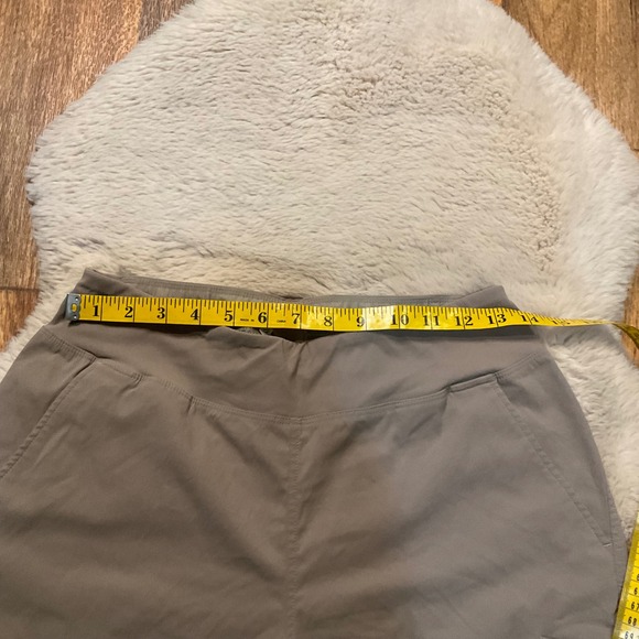 Mountain Hardwear Shorts Size‎ Medium 9" Inseam Pull On Womens Tan Pockets - Picture 4 of 8